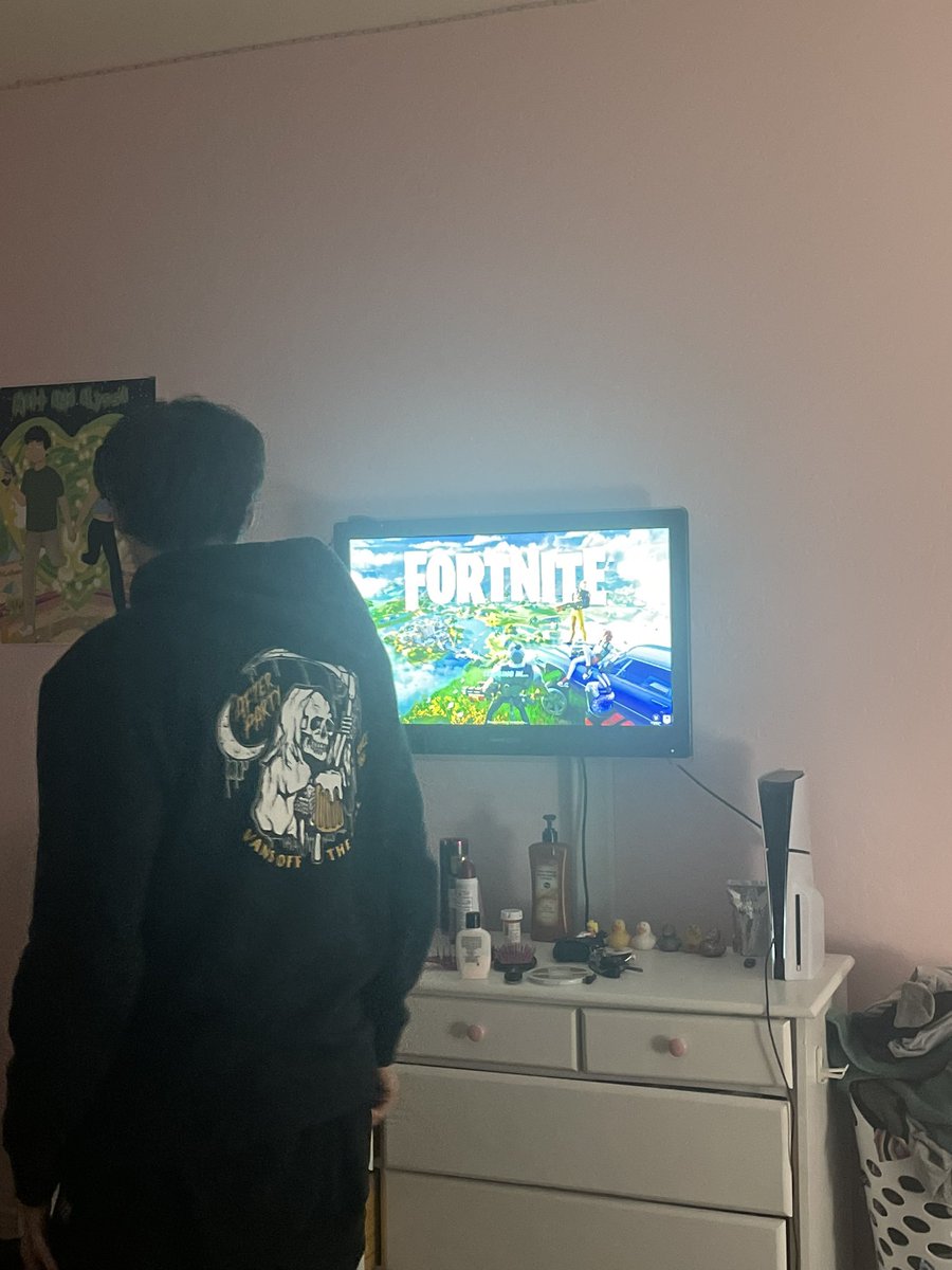 katymcmaster1's tweet photo. look at these two lovers getting ready to play fortnite together while their girlfriends lay in bed and secretly text each other https://t.co/STmIooy4kY