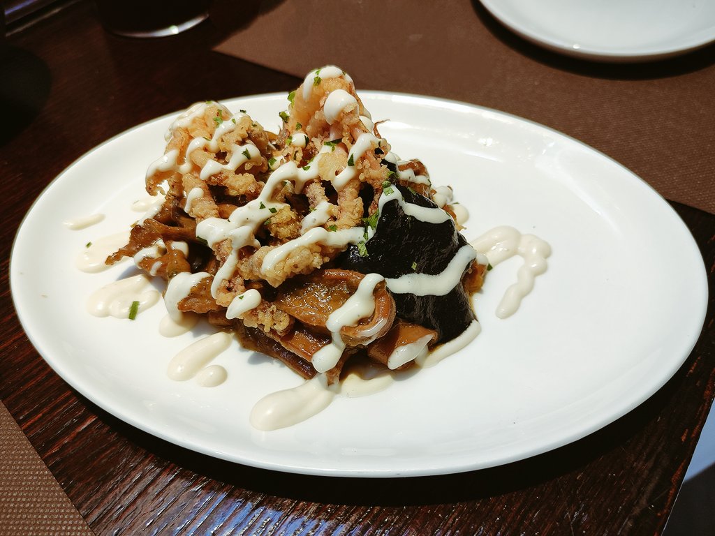 magellan75's tweet image. En la barra de Viavélez todos los platos resultan impecables y el servicio dirigido por Enrique Limón no puede ser más eficiente. Por eso sigue siendo mi favorita en Madrid.