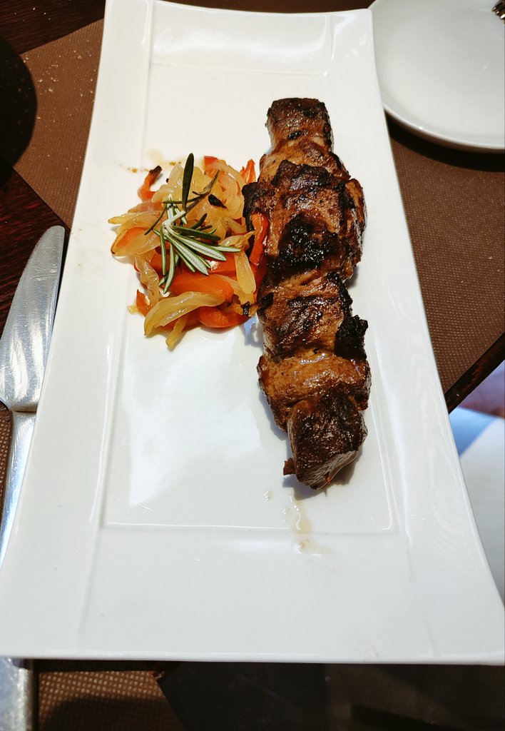 magellan75's tweet image. En la barra de Viavélez todos los platos resultan impecables y el servicio dirigido por Enrique Limón no puede ser más eficiente. Por eso sigue siendo mi favorita en Madrid.