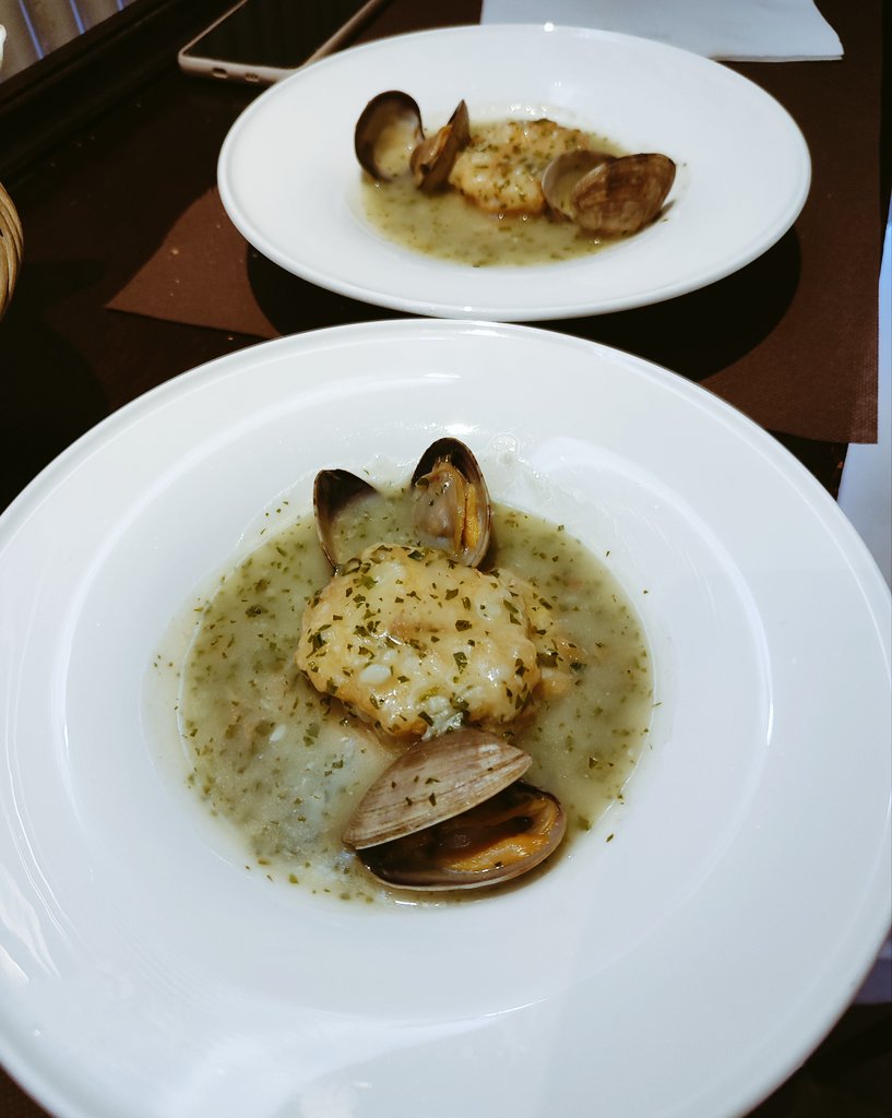 magellan75's tweet image. En la barra de Viavélez todos los platos resultan impecables y el servicio dirigido por Enrique Limón no puede ser más eficiente. Por eso sigue siendo mi favorita en Madrid.