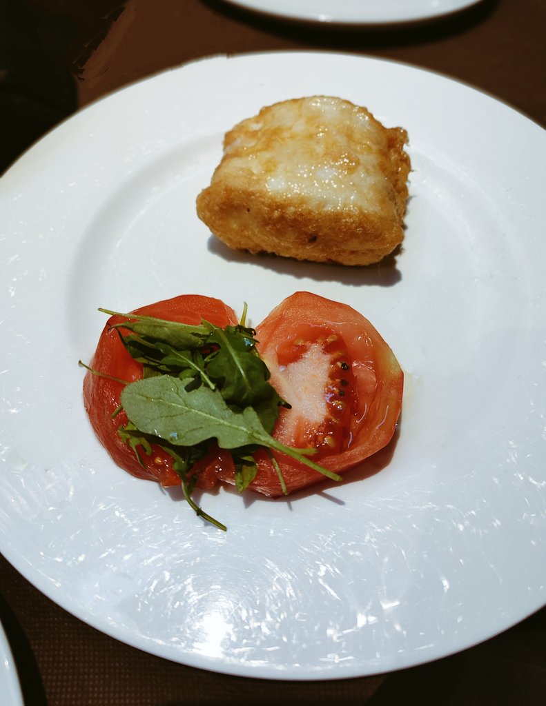 magellan75's tweet image. En la barra de Viavélez todos los platos resultan impecables y el servicio dirigido por Enrique Limón no puede ser más eficiente. Por eso sigue siendo mi favorita en Madrid.