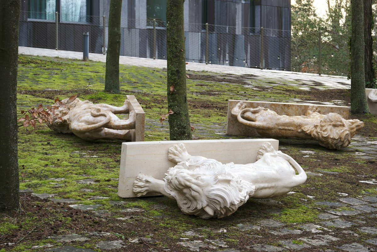 Pickaxe84199830's tweet photo. #sculpture #visualart #Mudam
Nina Beier, b. 1975 - #Aarhus, Danemark
Guardians, 2022 (détail)
Marbre, graines pour oiseaux 🪽 https://t.co/QpkpIKTSNr