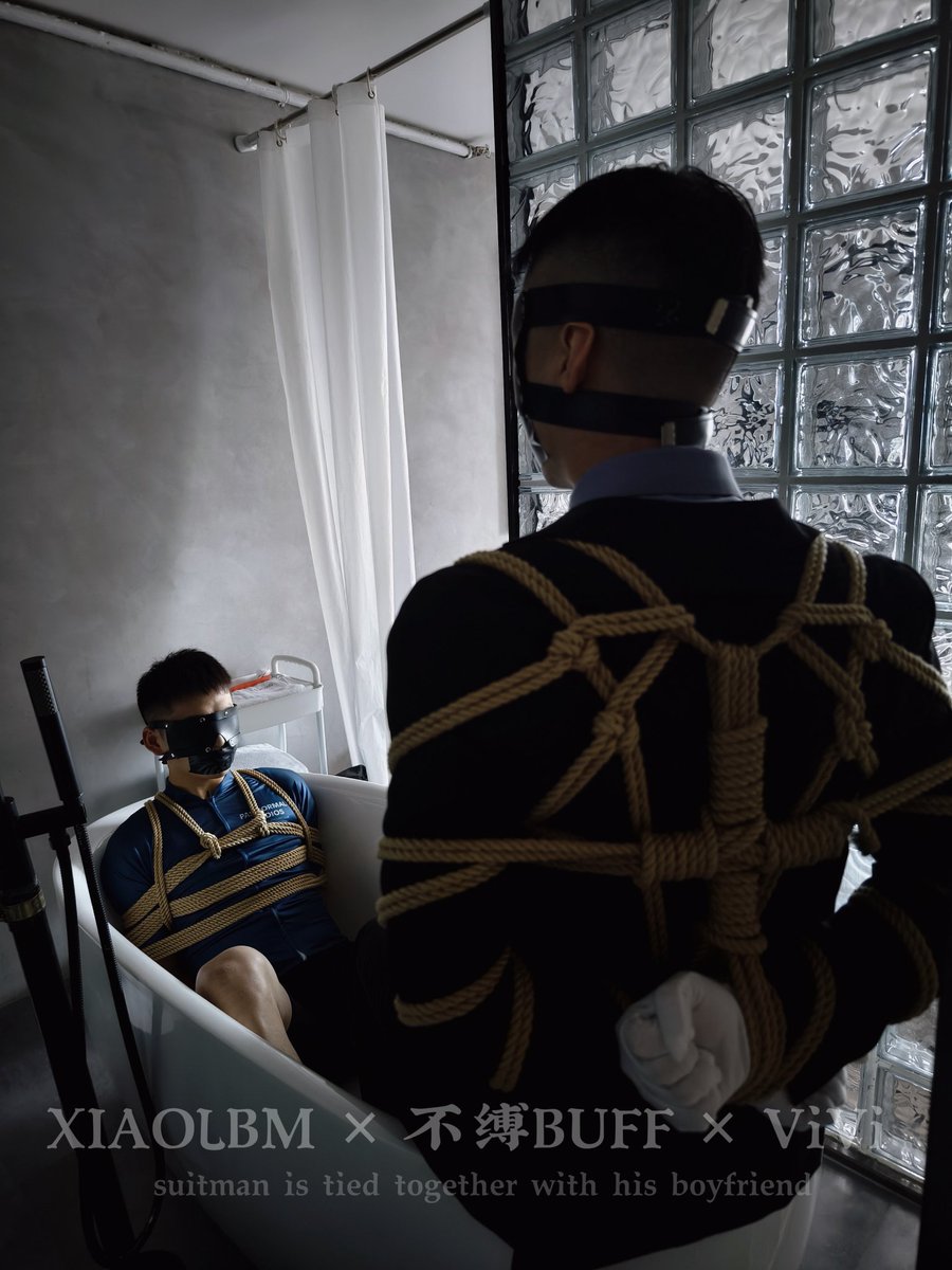 骑行弟弟想着去找总裁哥哥，结果进门看到总裁哥哥被绑着在房间里，还没等弟弟反应过来就被陌生人给弄晕了。
醒来只发现自己动不了，说不出话，看不见东西。只听见哥哥的呜呜声。
不知后面等待他俩的会是什么呢？
👔@bondage_m7
🚲<a href="/XIAOLBM/">小笼包</a>