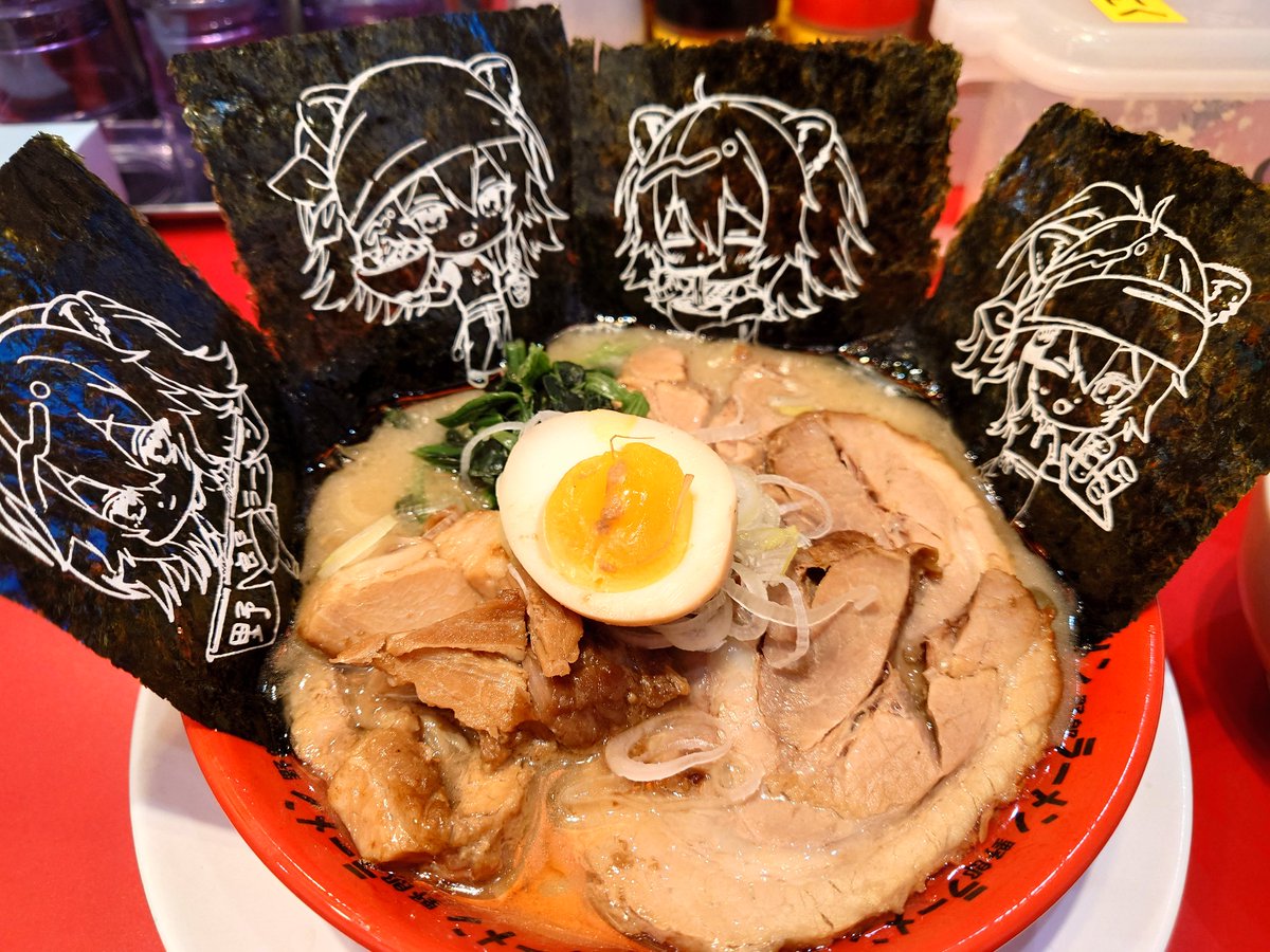 k4soda's tweet photo. 野郎ラーメン　海浜幕張店
（#麺屋ぼたん　コラボ）
豚骨豚ららーめん
チャーシューがたっぷりで嬉しい１杯。
麺も家系には珍しい（？）短めのストレート麺で食べやすい。

幕張メッセでの試験帰り、自分へのご褒美。おいしかった。 https://t.co/qcWBQEuKjh