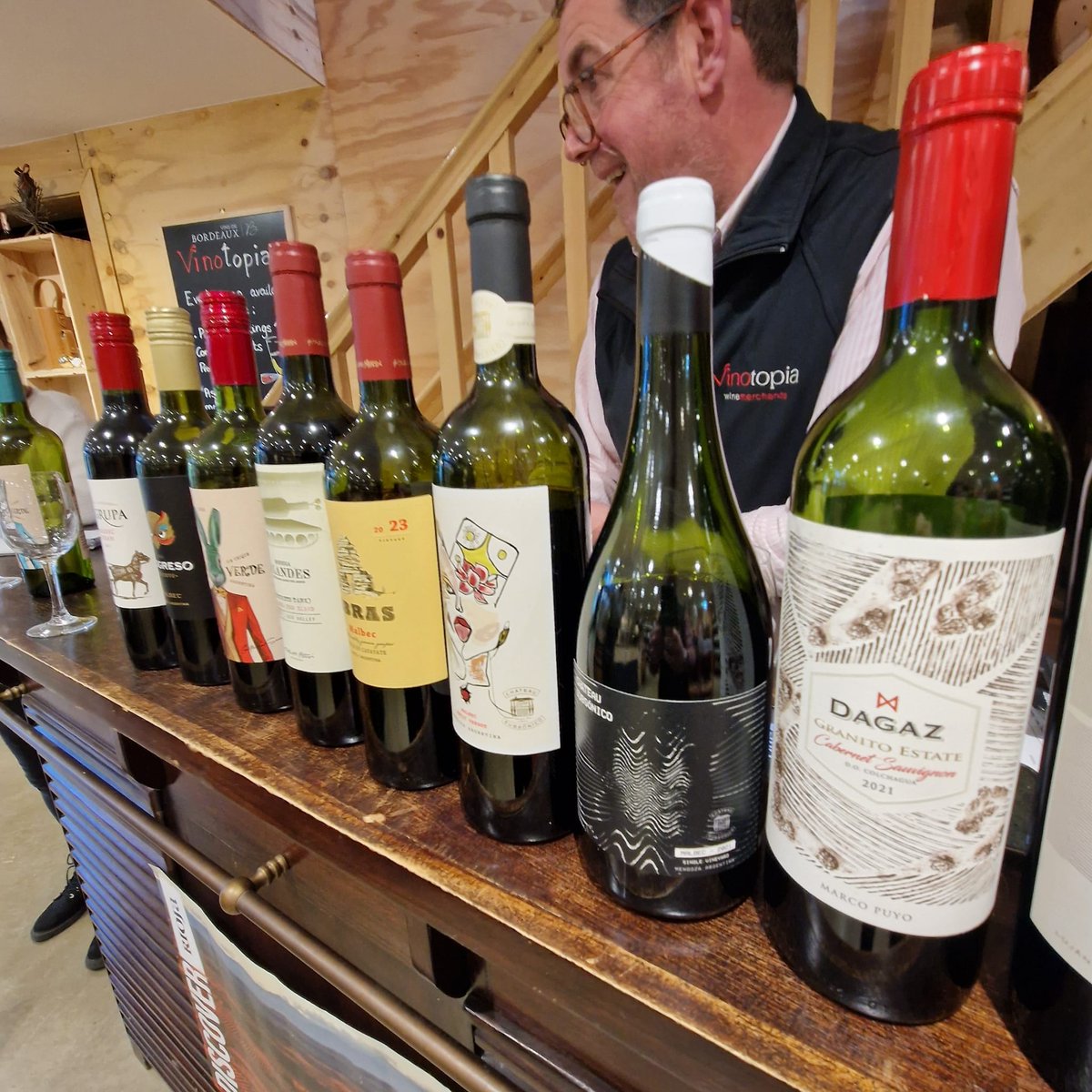 condor_wines's tweet photo. 🚗 Condor on Tour! 🚗

It's beginning to feel a lot like Christmas out there 🎄 

Great to see so many lovely people when we're on the road sharing super wines

Thank you for having us!

Looking forward to another festive week! 🎅

#sharingsouthamerica
#condorontour https://t.co/eqvy1lruL2