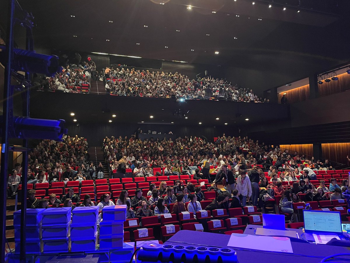 [AGO MEG 🗳️]  Atenció, que això comença! 🚀🗳️ Som al <a href="/Kursaalmanresa/">Kursaal Manresa</a> a punt per celebrar la 48a Assemblea General Ordinària de MEG. Quin goig!