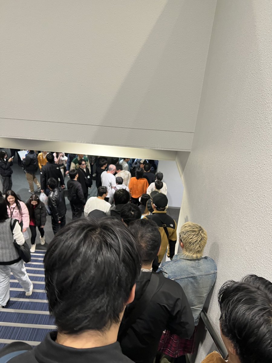 folne54315's tweet photo. 喫煙所史上1番長い列だわ
 #チンチロ https://t.co/Psvgpms5B8