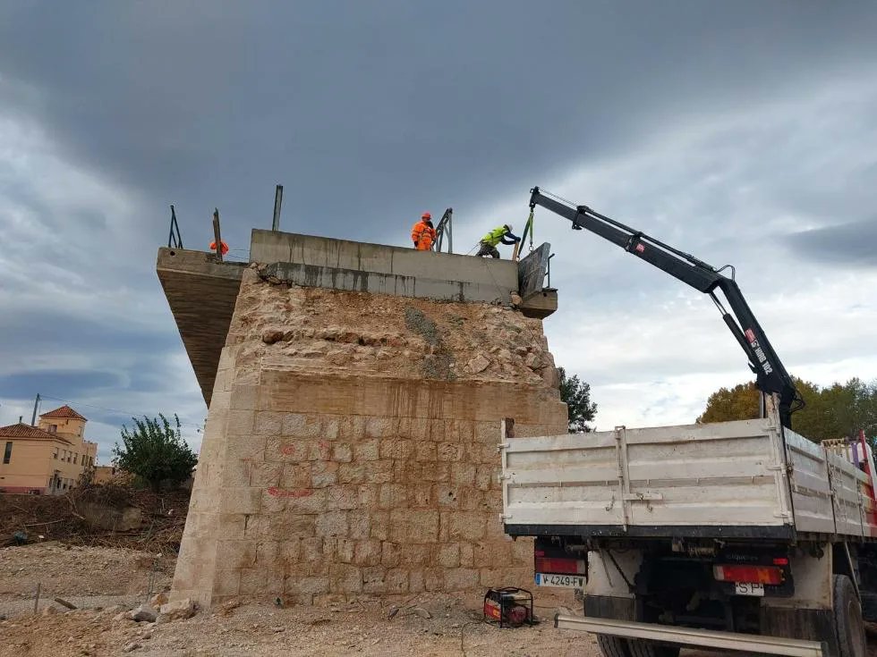 La Generalitat adecúa el puente de la CV-50 para la instalación de la estructura provisional de la UME y recuperar la conectividad de Cheste con la A3  #Infraestructuras #CV50 #UME #Recuperación #Emergencias