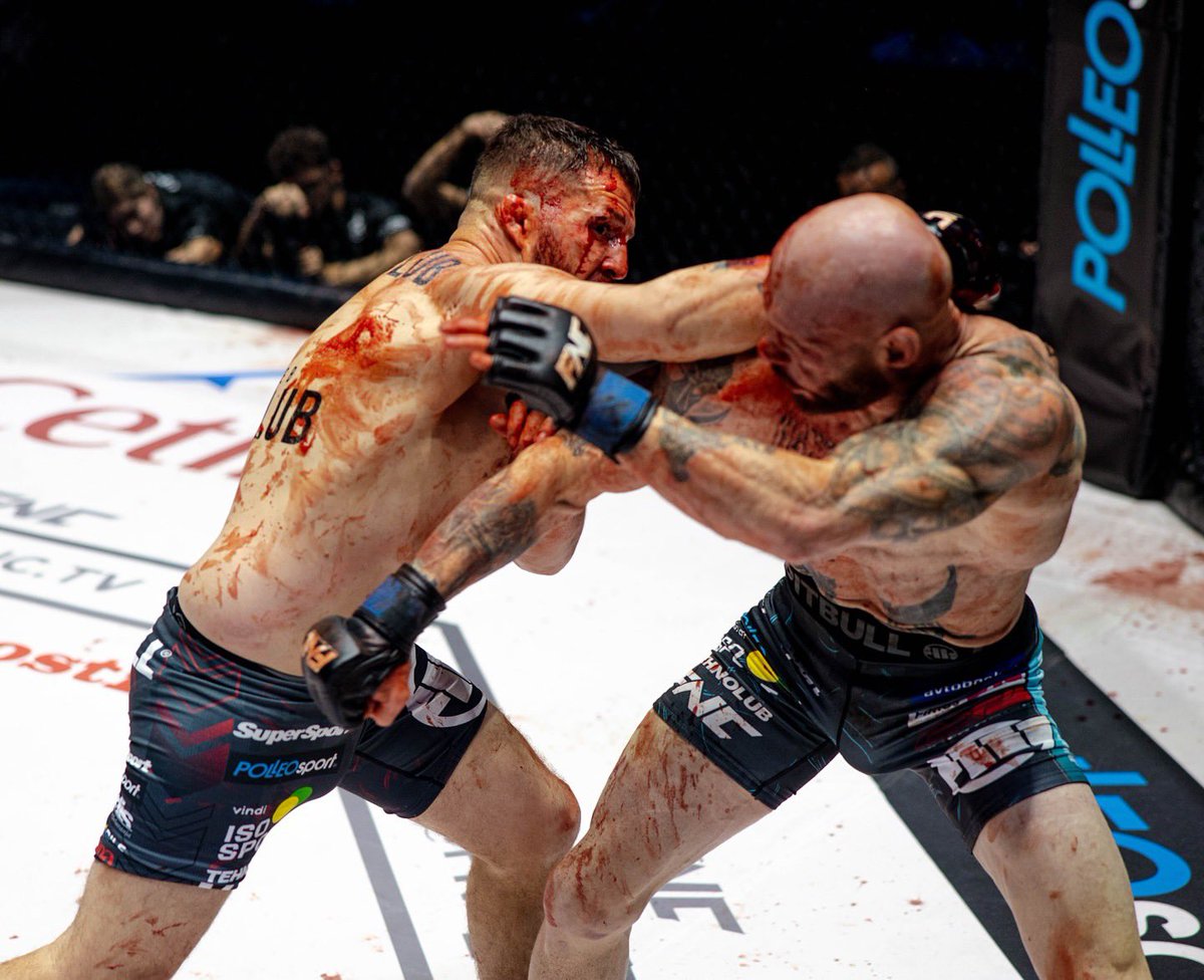 somosmma's tweet image. 🗣️¡SANGRIENTA VICTORIA🩸!

@CroataBarrio 🇦🇷 derrotó contundentemente a Bojan Kosednar 🇸🇮, por la vía de la Decisión Unánime, ayer, en el evento 2️⃣0️⃣ de National Fighting Championship 👊, desde Zagreb📍; consiguiendo su séptimo triunfo en la empresa ante cero caídas 👏.