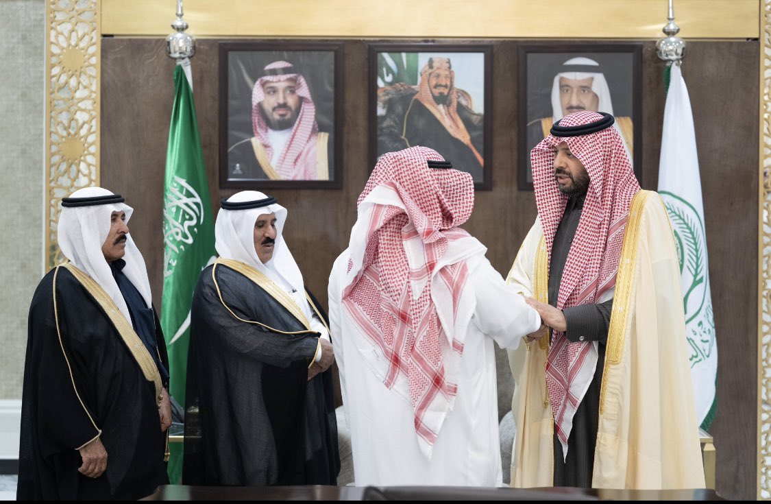 استجابة لشافعة سمو #الأمير_فيصل_بن_خالد_بن_سلطان #أمير_منطقة_الحدود_الشمالية
أعلن المواطن مصعب بن صالح العنزي , تنازله عن حقه في القصاص في قضية ابنه صالح -رحمه الله-، وذلك انطلاقًا من تعاليم الدين الإسلامي الحنيف وتوجيهات القيادة الحكيمة التي تحث على تعزيز قيم التسامح والعفو.