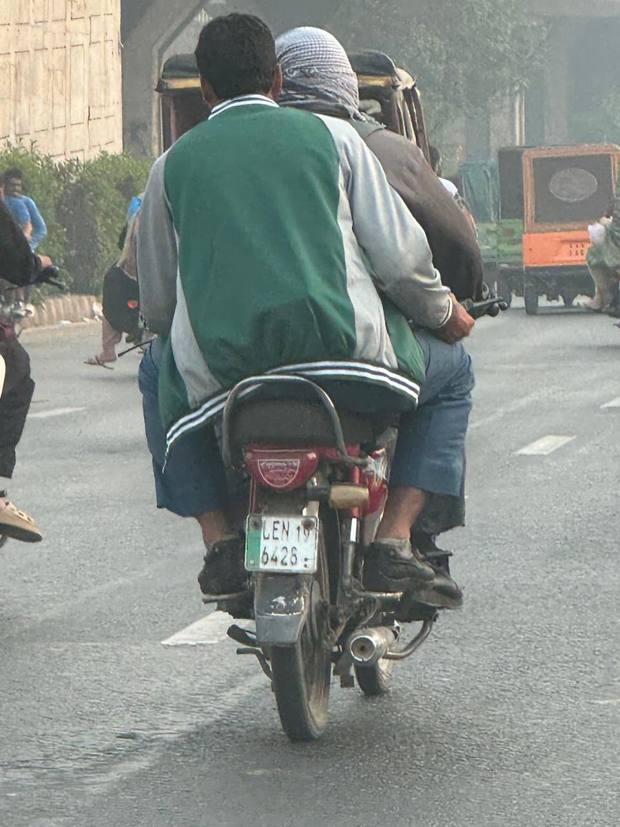 سول کپڑوں میں اہلکار کو وائرلیس سیٹ پکڑے دیکھا جا سکتا ہے،ایسے ہی سادہ لباس میں ملبوس افراد 9 مئی کو بھی دیکھے گئے تھے۔۔
<a href="/PTIofficial/">PTI</a>