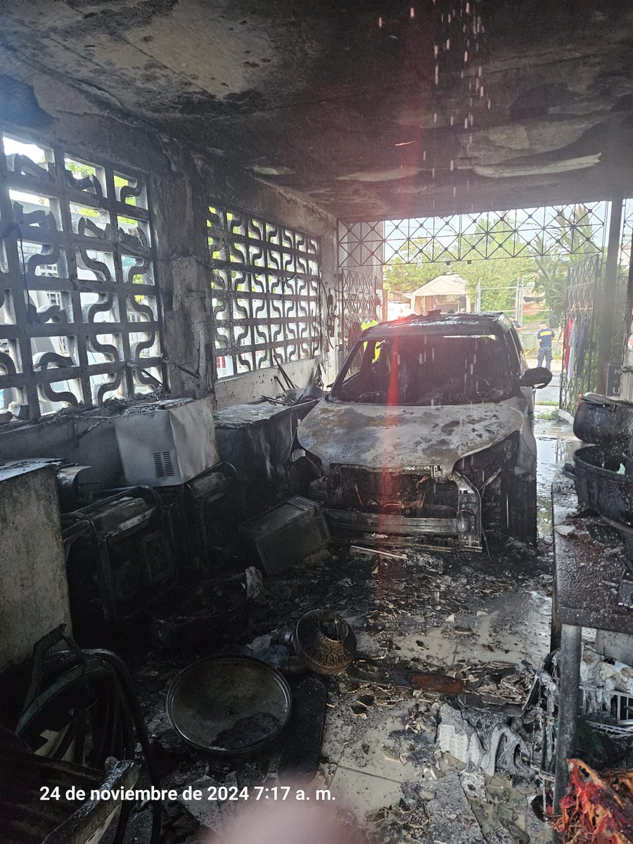 Lucitadoce's tweet image. 6:45 am Bomberos de Pto Nuevo apagan Fuego de Residencia en las Lomas y rescatan a Padre e hijo y su mascota
@Bomberos_de_PR @noticel @PRPDNoticias @DSPnoticias @jayfonsecapr @lafortalezadepr @RepJenniffer @Jenniffer @GovPierluisi