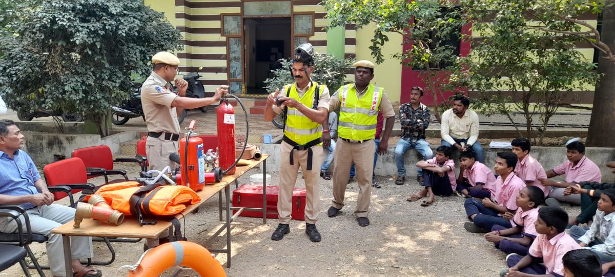 హుజూరాబాద్‌లో గల తెలంగాణ మైనారిటీ రెసిడెన్షియల్ జూనియర్ కళాశాలలోని కేసీ క్యాంపులో ఫైర్ యూనిట్ అధికారులు అగ్నిమాపక, రెస్క్యూ శిక్షణపై డెమో మరియు శిక్షణను నిర్వహించడం జరిగింది.

#FirstAid #SafetyFirst
<a href="/TelanganaCMO/">Telangana CMO</a> 
<a href="/TelanganaCS/">Office of Chief Secretary, Telangana Govt.</a> <a href="/ndmaindia/">NDMA India | राष्ट्रीय आपदा प्रबंधन प्राधिकरण 🇮🇳</a>