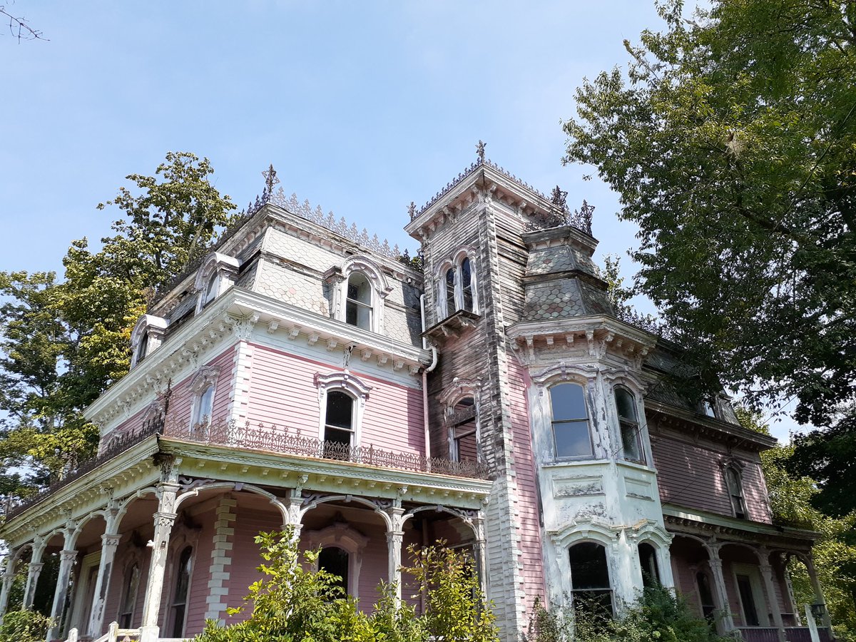 danice_danis's tweet photo. Introduction to this condemned house: 
As the sun traverses the sky, the delicate cresting, upon its Mansard roof, casts indented shadows. Its stark undressed windows with their tepid pools of wavy glass, follow the visitor--yielding flashes of a ghostly visage #vssdaily #indent https://t.co/uhcoACFzfw