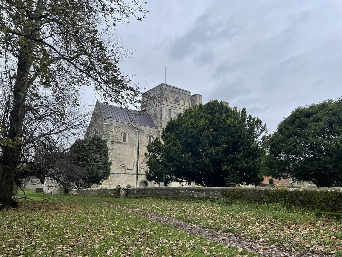 ChrisCo49821424's tweet photo. Beautiful, all be it blustery walk around Winchester’s flood meadows and St Catherine’s hill this morning. Also admired the street art of #hendog https://t.co/P64LRBrBDh