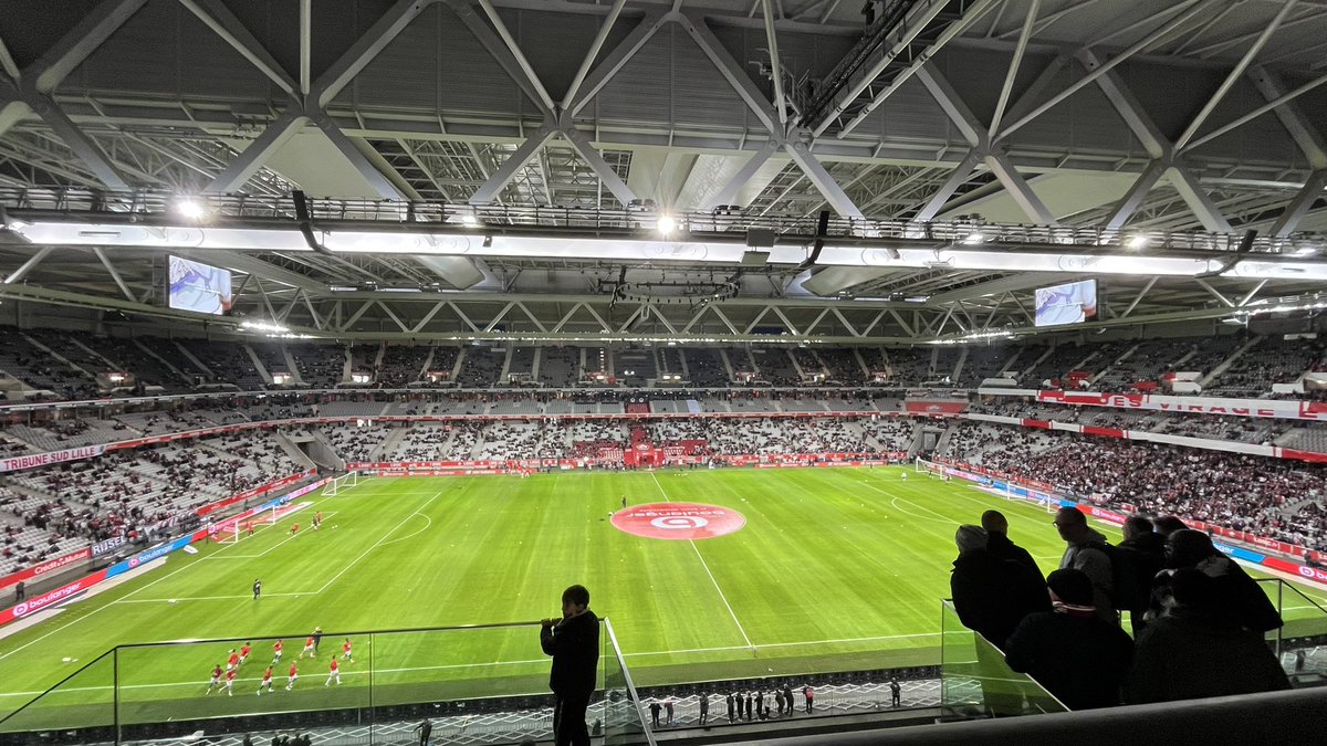 benweb15's tweet photo. @losclive v Rennes This roof sure does keep the sound in https://t.co/Mx5COTx3y7