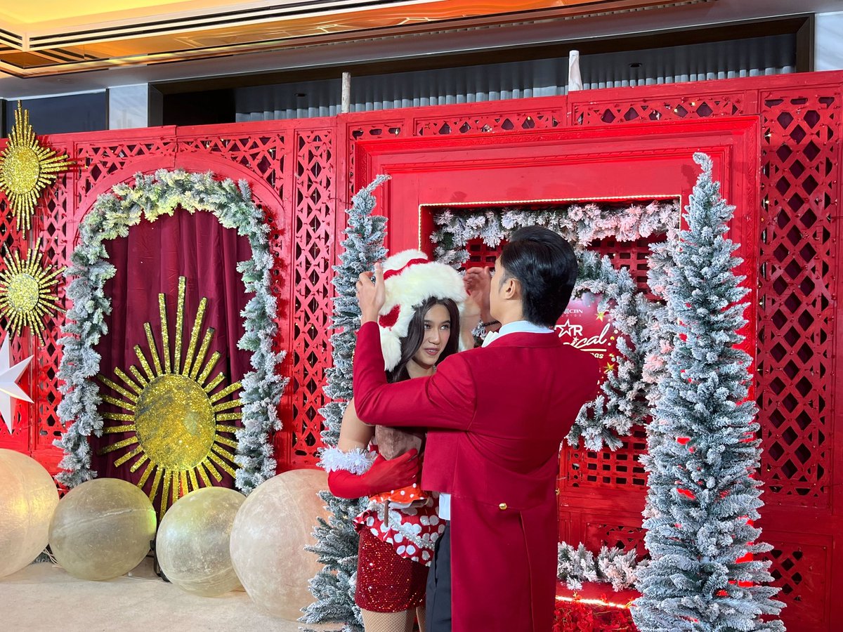 "Halfmates" leads Kaori Oinuma and Jeremiah Lisbo share a moment on the red carpet.  #StarMagicalChristmas2024

📸Marco Beech