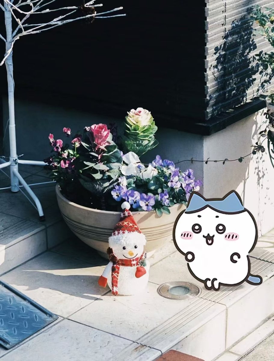 有时你会遇到下雨天 我没办法阻止这场暴雨 有时你会遇到曲折路 我没办法代替你走完这条漫漫长路 有时看见你碰壁却不知怎么安慰 千言万语都显多余 我唯一能做的就是带着伞闯进你的世界 替你抵挡这场暴雨 我不太会说话 也不知怎么安慰你 但如果你需要的话 我绝对愿意抱紧你 然后陪你一起等雨停