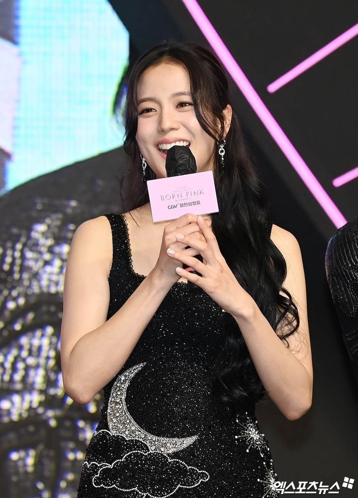 Jichuh's tweet image. ㅤ
Adol ikut tertawa kecil ketika berbalik badan, "Hahaha, ada apa yaa ini kak? Apakah akan ada jumpscare? Maaf asal bunyi" ujarnya dengan wajah menegangkan.
ㅤ