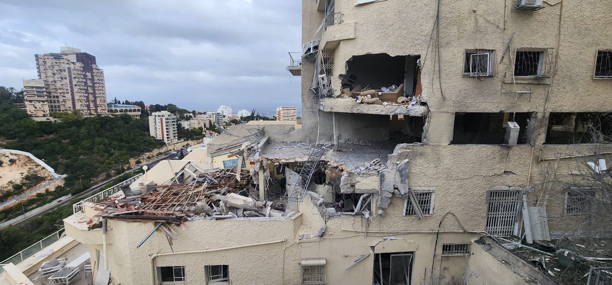 HadiNasrallah's tweet photo. Tel Aviv and Haifa today. Nearly 4 million Israeli settlers were forced into the bunkers. Israeli media reported direct hits in multiple northern settlements and electricity blackouts. Hezbollah warned you. If you bomb Beirut they will bomb Tel Aviv. Get used to this scene https://t.co/s02KYCGB5H