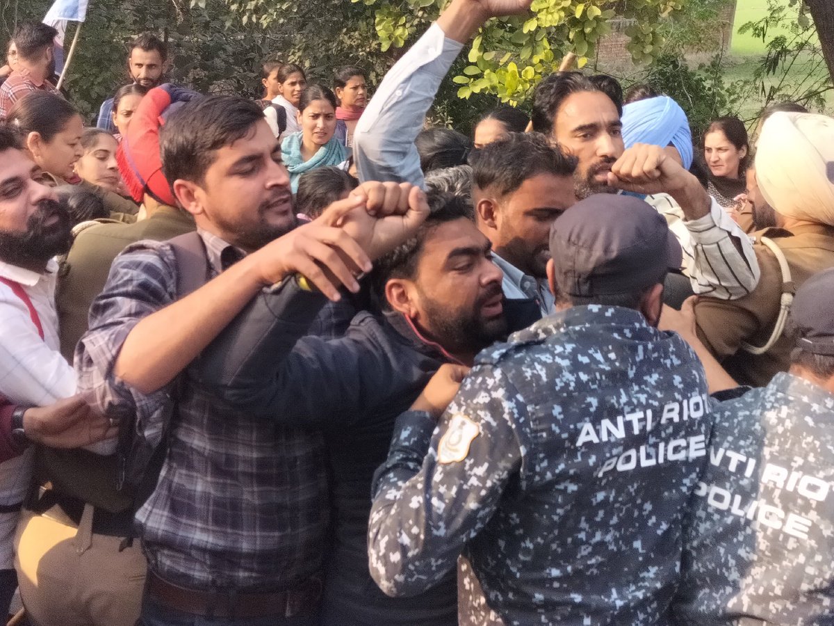 NeelkamalTOI's tweet photo. Members @1158APFront5aab were heading towards #Punjab CM #BhagwantMann’ Sangrur residence demanding to give appointments to remaining 411 assistant professors in govt colleges of state as per court orders but they were stopped by police say respect #RightofExpression https://t.co/QXkM62Zsmy