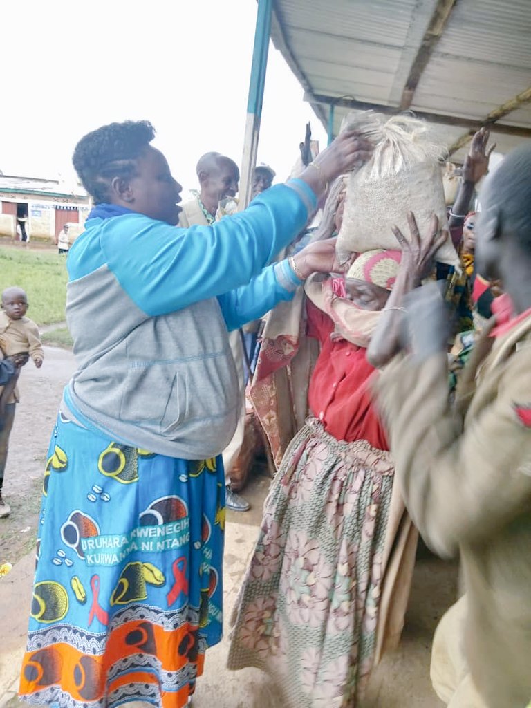 RusakaCommune's tweet photo. Inyuma yo gushigikira abafise amikoro make bo muri zone makamba,Musitanteri wa komine RUSAKA,#KANEZA_Carine yarabandanije gutanga ibiharage ku bantu 100 bafise amikoro make bo muri zone rusaka.umwe wese akaba yaronkejwe 6 kg.
Ababironkejwe barashimira Leta Nkozi-Mvyeyi.
@KwaNtare https://t.co/GuSWXD0BPZ