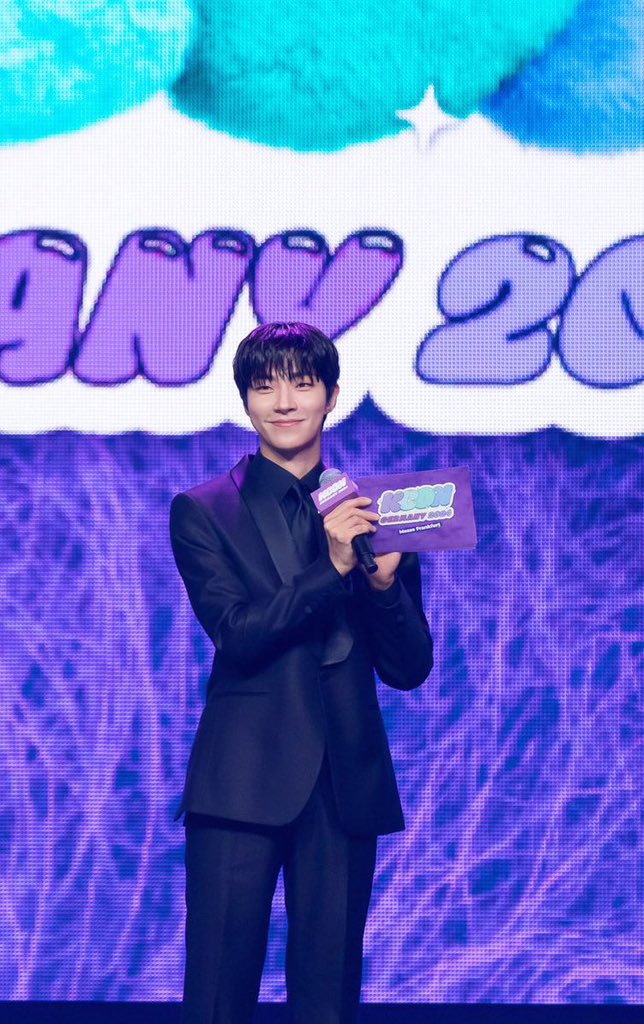 inyouf's tweet image. ⠀ ⠀ ⠀ 
Guinandra dan Adol terhenti dipinggir panggung. Lalu mereka bergerak cepat ke tengah panggung. Guinandra pun memulai pembicaraannya, “Kami balik lagi, hahaha. Pasti bingung kan? Kita mau ngapain lagi, Adol?” Ujarnya sambil tertawa kecil.
⠀