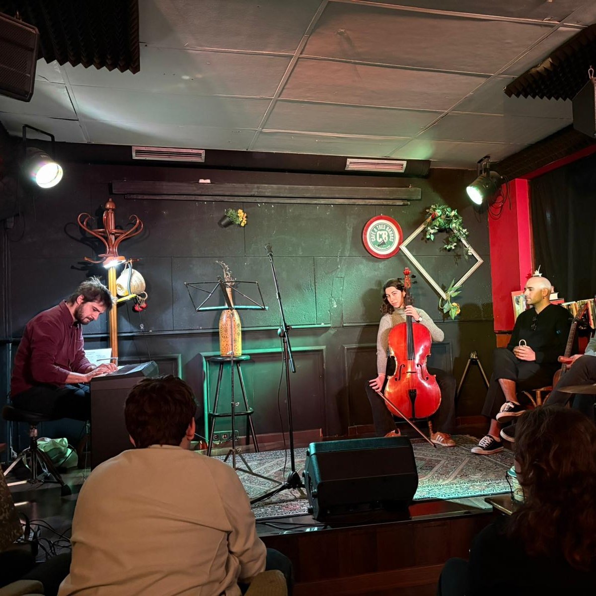 EscriptorsAELC's tweet photo. 🏆 Sasha Pradkhan (@vullplorar) guanya el VII Certamen Art Jove de poesia Salvador Iborra amb el poemari "Cap part". 

@sebastiaportell, president de l'AELC, ha anunciat la guanyadora en un recital amb tots els finalistes que s'ha celebrat a Palma.

https://t.co/vqVpHGZ07O https://t.co/Xi8EPAzbxe