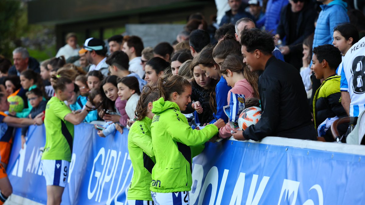 RealSociedadFEM's tweet photo. 💙 Eskerrik asko a todos los aficionados que os habéis acercado a Zubieta. Sentimos las molestias ocasionadas. 

🤝 @realmadridfem os deseamos buen viaje de vuelta. 

#WeareReal https://t.co/l3DjEk7DBs