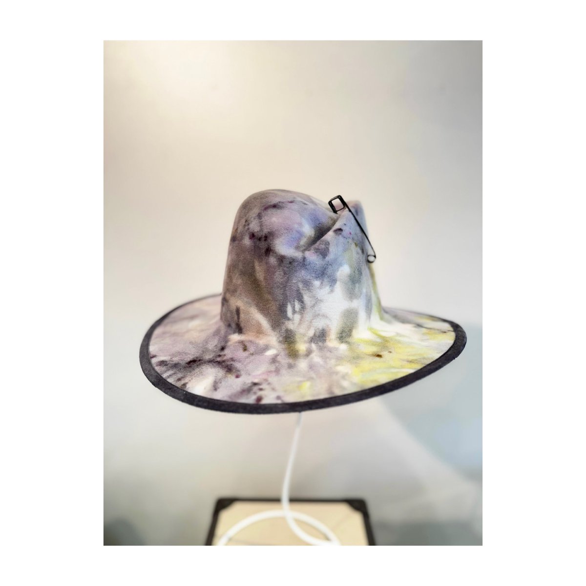 premieremainhat's tweet image. 今週11/27(水)〜開催🎄
大阪でクリスマスホリデーのイベントに参加します🙌

✴︎✴︎Be The Light〜光になる〜✴︎✴︎

大阪：阪急うめだ本店　10階スーク　5、6番小屋
2014/11/27(水)〜12/3(火)最終日は16:00まで
ぜひお越しくださいませ🤲

#premièremain #hatdesigner #hatmaker