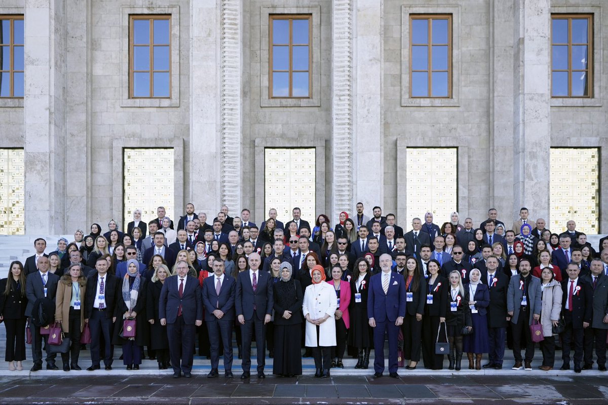 TBMM Başkanı <a href="/NumanKurtulmus/">Numan Kurtulmuş</a>, “24 Kasım Öğretmenler Günü” Dolayısıyla Bakan <a href="/Yusuf__Tekin/">Yusuf Tekin</a> ve 81 İli Temsilen Gelen Öğretmenleri Mecliste Ağırladı

👉🏻 meb.ai/Ui9xTo3

#KöklerdenGeleceğeÖğretmen
