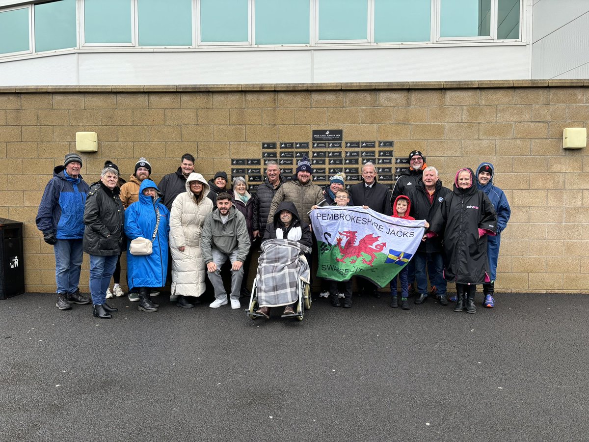 SwansDSA's tweet photo. Family and friends of the much loved and missed DSA member Paul Griffiths are here today to remember Paul and his connection with his beloved Swans.
His plaque is now on the stadium wall so he is here for every home match.
We all miss and love you Paul. 🖤🤍 #SwansMatchday https://t.co/7LvNLa4dJl