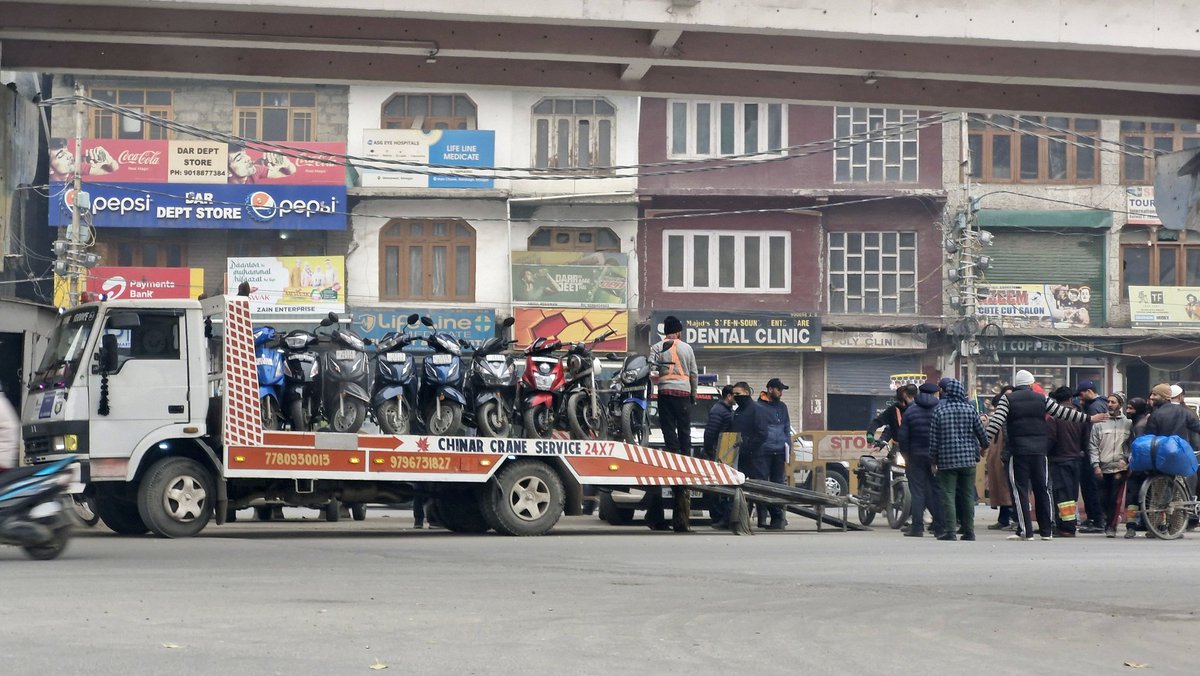 azharishaq17's tweet image. Kudos to #trafficauthorities for continuing with it's drive against #underagedriving in #Srinagar