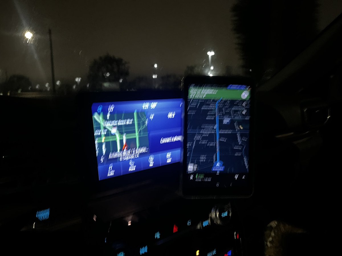 MadelineVTweets's tweet photo. @Avis why did they rent me a tablet if there is already a giant screen in the car? https://t.co/YmB5PHj8mX
