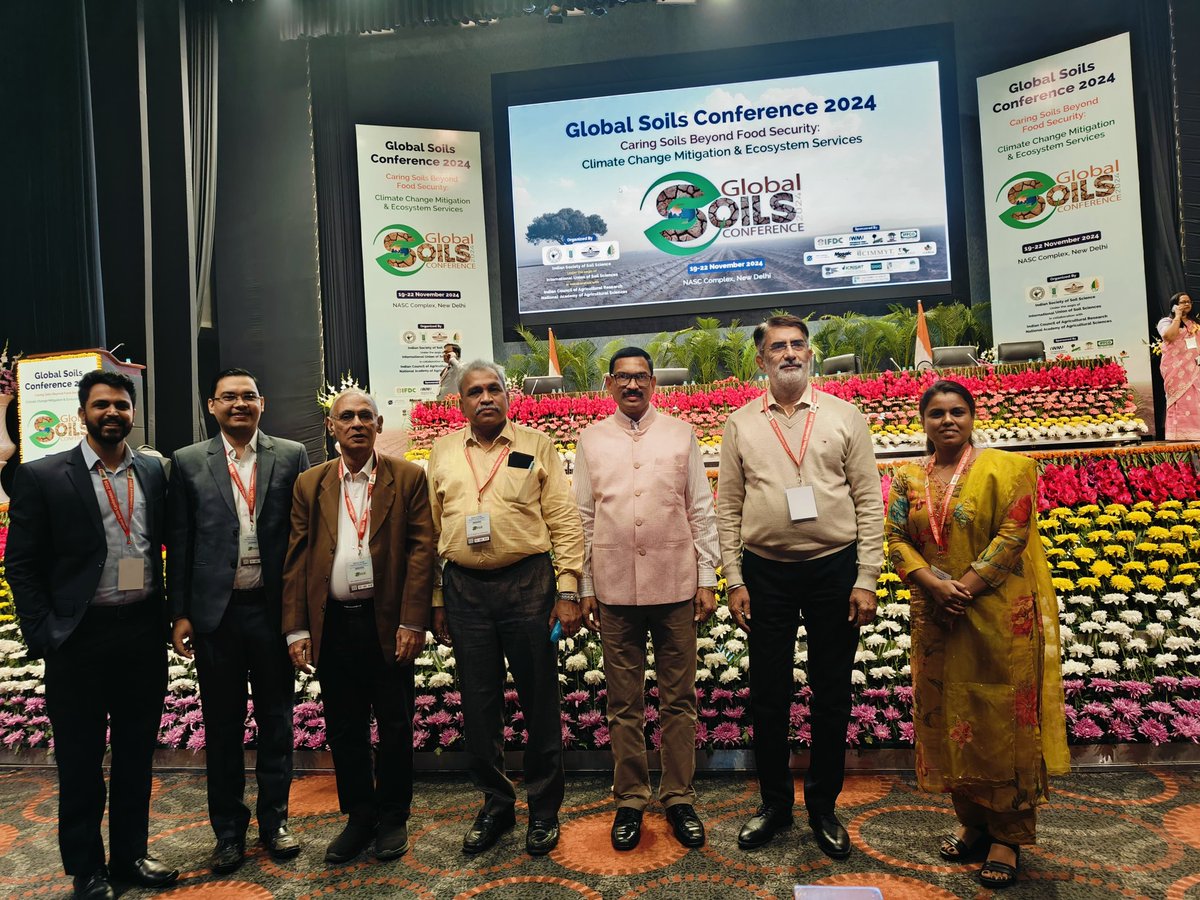sbedwal519's tweet photo. Honored to be recognized with the Commendation Award at 88th Annual Convention of ISSS &amp; Global Soils Conference 2024, New Delhi by President ISSS &amp; DG ICAR Dr. Himanshu Pathak and DDG (NRM) Dr. SK Chaudhari.
Thankyou CCSHAU-CSSRI for your support @ccshauofficial @CSSRIonline https://t.co/0uG6x2wyXD