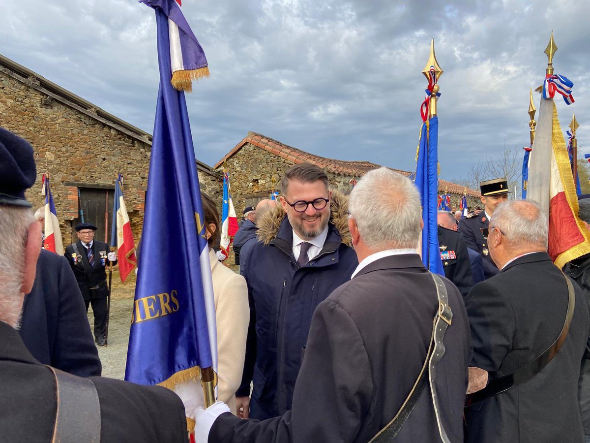 🇫🇷 Hommage au Tigre pour le 95ème anniversaire de sa mort, avec <a href="/BrunoRetailleau/">Bruno Retailleau</a>, <a href="/Interieur_Gouv/">Ministère de l'Intérieur</a>.

🇫🇷 Médecin, journaliste, parlementaire, ministre… Clemenceau est enterré à Mouchamps, au cœur du #PaysdesHerbiers. 

🇫🇷 Il fut un homme libre, un homme d’Etat et un grand Vendéen.