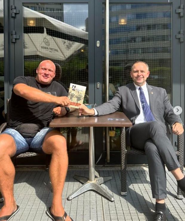 OmzRi's tweet photo. KAROL NAWROCKI W KOMITYWIE Z NAZISTAMI I BANDYTAMI, KTÓRZY GWAŁCILI POLSKIE KOBIETY 

Pisowski kandydat na prezydenta Karol Nawrocki spotyka się bandytą oskarżonym o działanie w gangu zmuszającym polskie kobiet do prostytucji w gdańskich i niemieckich burdelach. 

Patryk Masiak - nadnaturalnie umięśniony kryminalista i zarazem zawodnik freak fight MMA o ksywie „Wielki Bu". Wedle danych policji zajmował się tym samym co znany alfons „Olo" - organizacją prostytucji w Trójmieście. Był oskarżony o porwanie i torturowanie kobiety. Śledczy z pomorskiego wydziału Prokuratury Krajowej w Gdańsku wykazali, że grupa, do której należał, siłą zmuszała uprowadzone dziewczęta do pracy w mieszkaniach.

Schwytany Masiak przesiedział dwa lata w celi dla niebezpiecznych przestępców, dziś znów ma kłopoty z prawem, lecz dla nas jest istotne, że w ostatnim roku dwa razy pochwalił się na Instagramie, gdzie ma ponad 170 tysięcy followersów, wspólnymi zdjęciami z Nawrockim. Okazja była błaha: „Wielki", bawiąc w stolicy, odwiedził prezesa IPN w gabinecie, po czym spotkali się jeszcze w kawiarnianym ogródku, gdzie historyk podarował Masiakowi książkę o przemycie. 

Kolejny ze starych znajomych Karola Nawrockiego to Grzegorz H. ksywka „Śledziu". On również był przed laty przybocznym prałata Jankowskiego, również siedział w więzieniu i również pochwalił się w sieci znajomościami z szefem Instytutu. Należy do klubu motocyklowego Olgierda L. o nazwie Bad Company i jawnie przedstawia się jako nazista!

Takiego człowieka PiS wystawia do wyścigu o stanowisko Prezydenta RP!

Wstyd!

________
Dlaczego warto nas wspierać? Bo jesteśmy skuteczni! 

Skutecznie ścigamy rasistów, homofobów, faszystów, ksenofobów i proputinowskich nacjonalistów i wszystkich tych którzy krzywdzą innych. 

Robimy to bez żadnego wsparcia państwa, bez unijnych dotacji. Jedynym źródłem finansowania działań Ośrodka są dobrowolne darowizny naszych zwolenników czyli osób, które popierają to co robimy. Dzięki temu możemy być w pełni niezależni. 

Wspieraj nas:
PayPal i karta płatnicza: https://t.co/GwGtUprVjc
zbiórka: https://t.co/xTFhjOmyqo

Dane do przelewu:
nr konta 19 2490 0005 0000 4520 8435 8540
Ośrodek Monitorowania Zachowań Rasistowskich i Ksenofobicznych
Plac Dąbrowskiego 5
00-057 Warszawa
tytuł : "darowizna na działalność statutową"
IBAN : PL19249000050000452084358540
SWIFT: ALBPPLPW

Uruchomiliśmy nasz profil na portalu Patronite, będziemy zobowiązani jeśli zdecydujecie się Państwo zostać naszymi patronami:
https://t.co/mDBDrRpCHD

@PK_GOV_PL 
@PolskaPolicja 
@CBSPolicji 
@PolicjaCBZC 
@PomorskaPolicja 
@NawrockiKn 
@prezydentpl