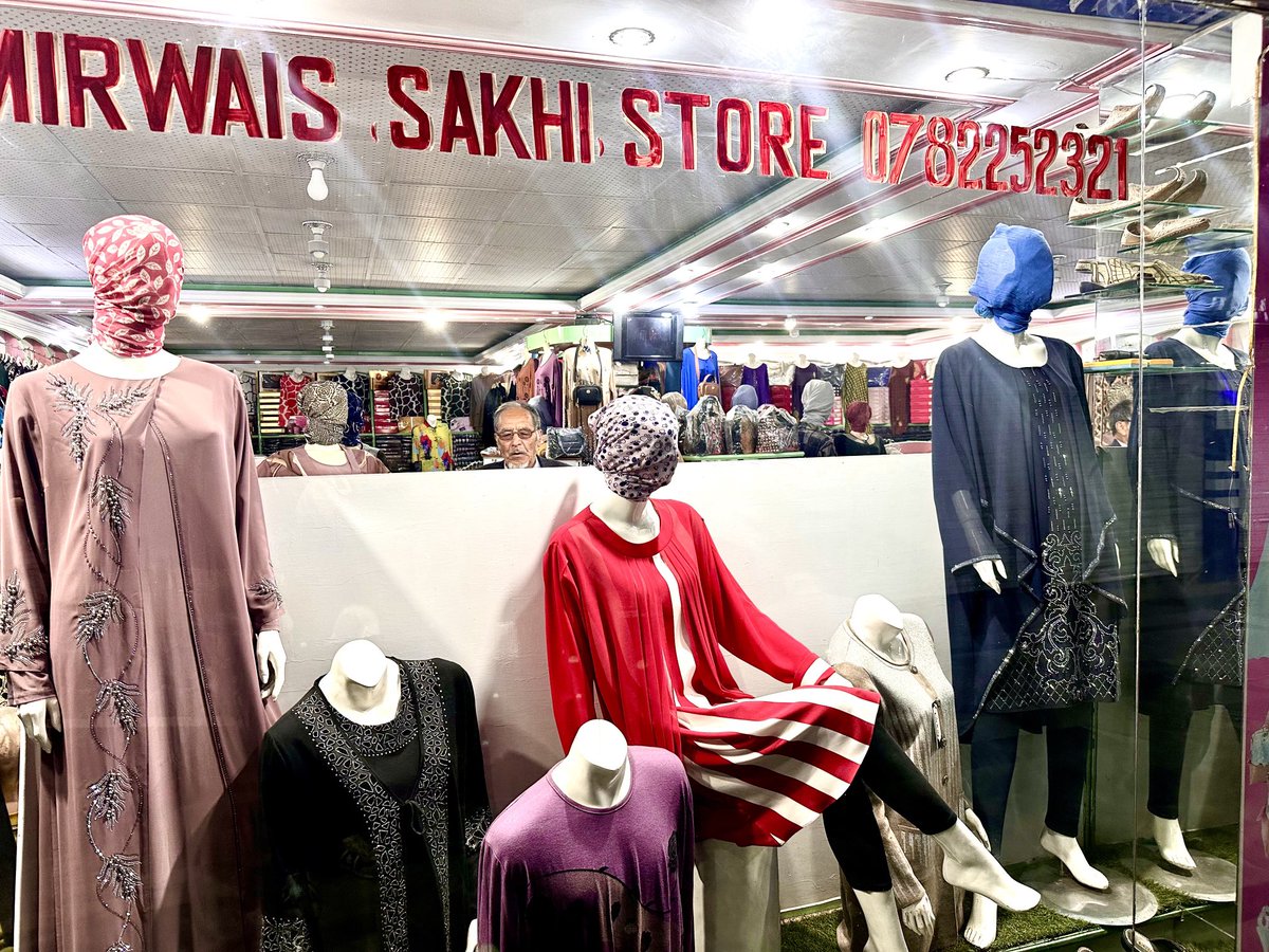 Kabul e il nuovo ordine talebano. Manichini femminili con le teste ricoperte per rispettare le regole dell’Emirato