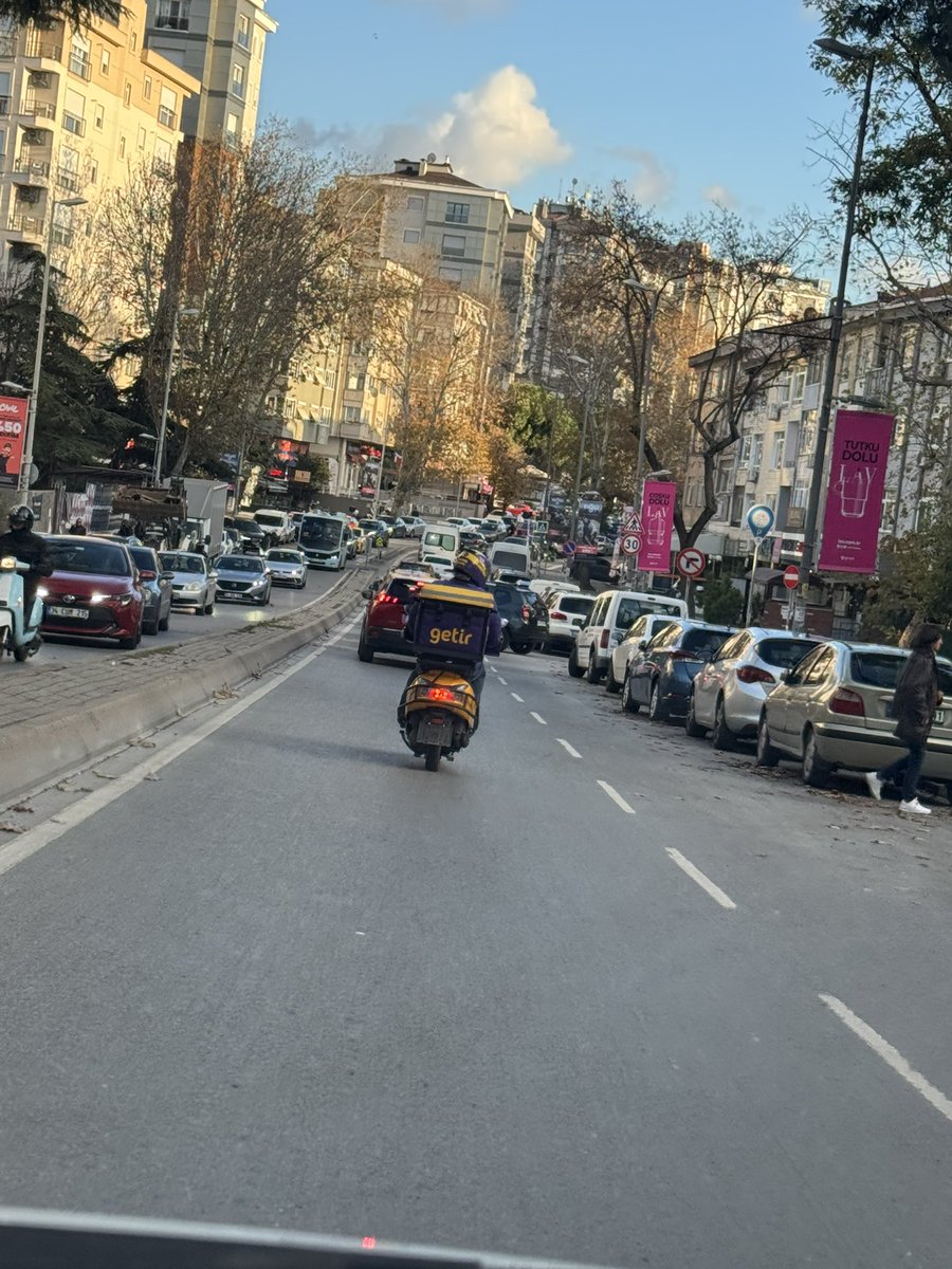 Sokaktan bi anda ana caddeye atladı zor durdum hiç bişey yokmuş gibi durmadı gitti. Bu <a href="/getir/">getir</a> kendi motoru ve plakasız geziyorlar. Tebrikler <a href="/getirdestek/">getirdestek</a> #getir <a href="/istanbulemniyet/">İstanbul Emniyet</a>