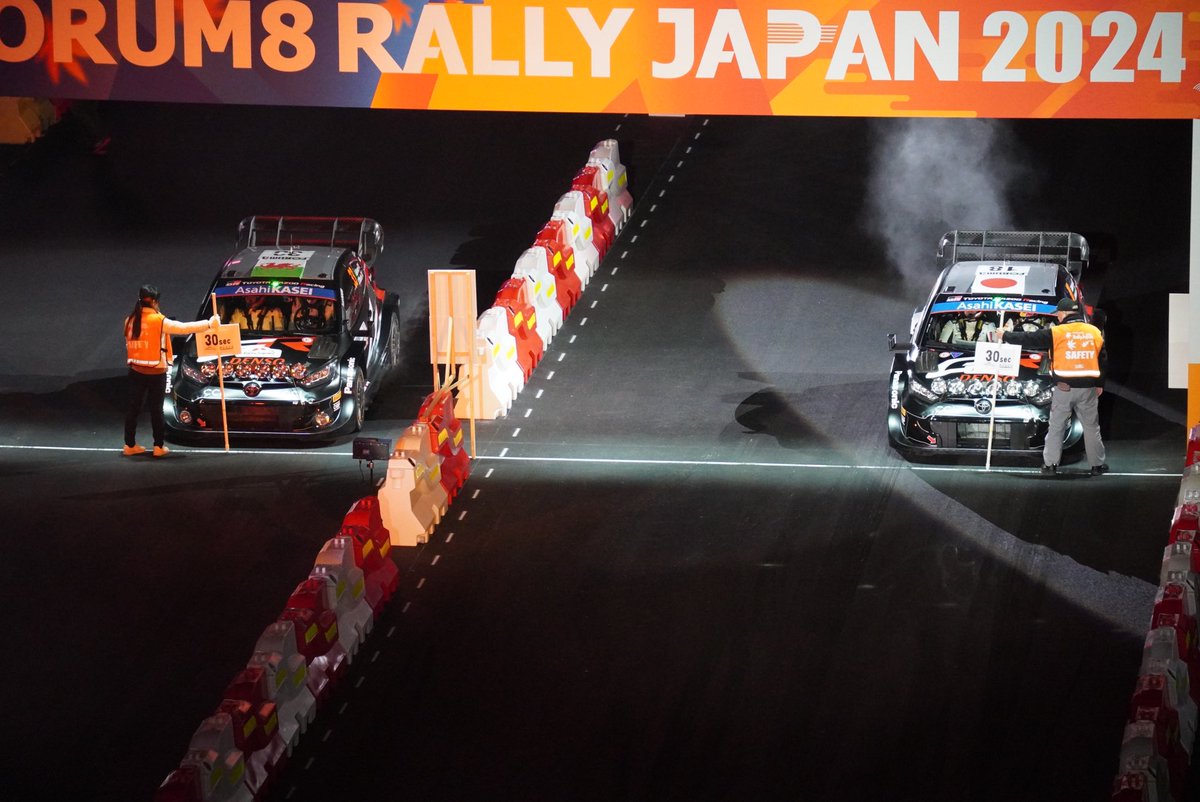 matcha_kohee's tweet photo. #WRC_RallyJapan 
#ToyotaStadiumJP 
#リトグリ 
11/23土、ラリージャパンで久しぶりのガオラーさんにも会えました！
リトグリの出演が決まる前にチケット手配済みでしたので自由席。確保したのは6人の並びをスタートゲート越しに真横から見る席でした。セカワラ&amp;エコーは皆乗ってましたね！ https://t.co/vXjQ4B2epC