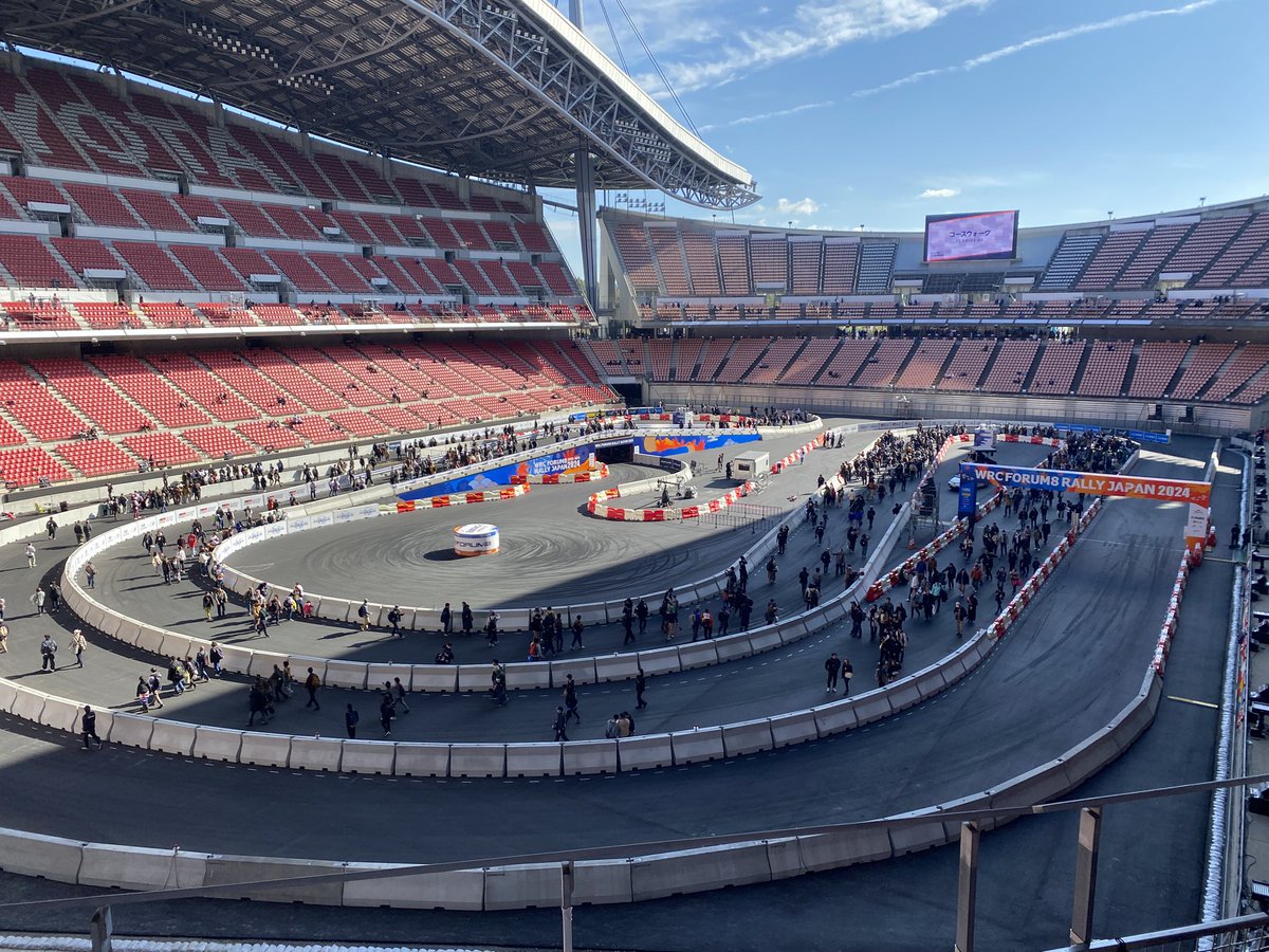 matcha_kohee's tweet photo. #WRC_RallyJapan 
#ToyotaStadiumJP 
#リトグリ 
11/23土、ラリージャパンで久しぶりのガオラーさんにも会えました！
リトグリの出演が決まる前にチケット手配済みでしたので自由席。確保したのは6人の並びをスタートゲート越しに真横から見る席でした。セカワラ&amp;エコーは皆乗ってましたね！ https://t.co/vXjQ4B2epC