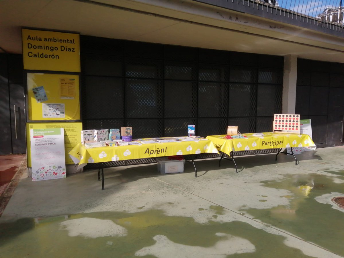 🌬️ El Parc del Pi Gros ha acollit una nova sessió de la Jugatecambiental en què les persones assistents han experimentat amb joguines eòliques i també han posat menjar als ocells a les menjadores. 🐦

#ParcsAMB #JugatecaPiGros #parcsmetropolitans <a href="/ParcsplatgesAMB/">Parcs i platges AMB</a> <a href="/JugatecaAMB/">Jugatecambiental AMB</a>