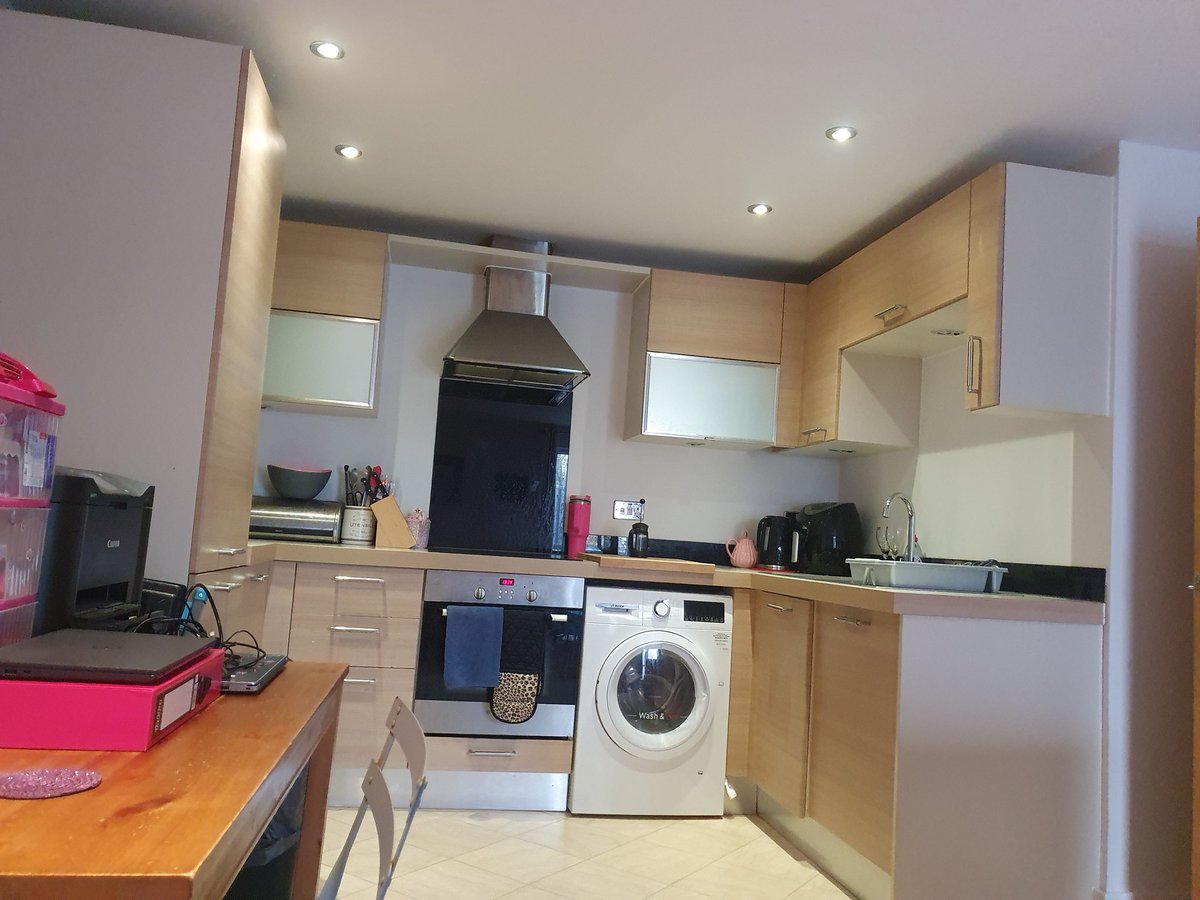 ciaraspinkpod's tweet photo. When your waiting for your parents to arrive after a big tidy up operation! #TidyUp #cleaning #cleanapartment #tidyhome #waiting #bathroom #lounge #kitchen π§Ήπ§Όπ§½ https://t.co/babWJQ4xal