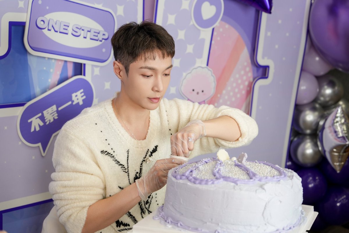 Chuchouxxing's tweet photo. 241124 @lay_studio Weibo : “รูปเบื้องหลัง💜ความรักจากบอส สุขสันต์วันเกิดอีกครั้งนะเป้ยเขอ🐚🎂”
📸1️⃣ https://t.co/dM4DSwORuv
@layzhang #อี้ชิง #HappyXbackDay #XbackDay #yixing https://t.co/IuhIU4FlKy