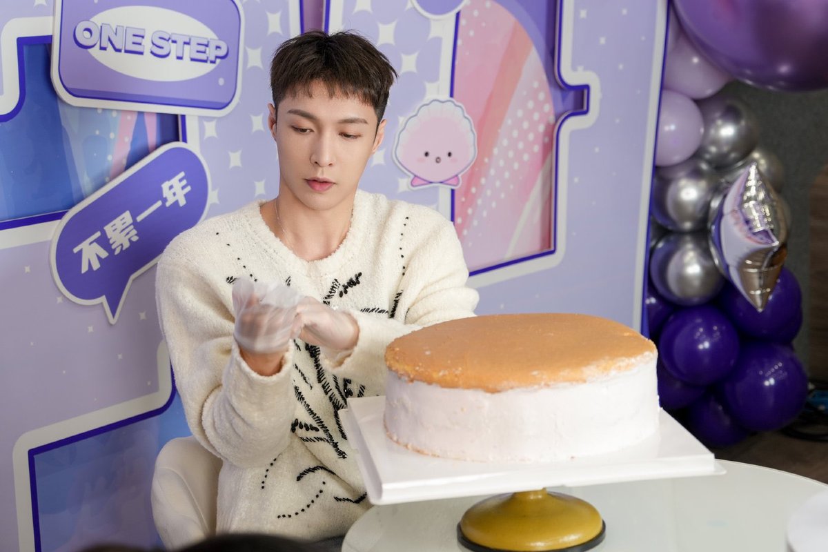 Chuchouxxing's tweet photo. 241124 @lay_studio Weibo :
📸3️⃣ #HappyXbackDay
@layzhang #อี้ชิง #XbackDay #yixing https://t.co/Fl2p43xYkS