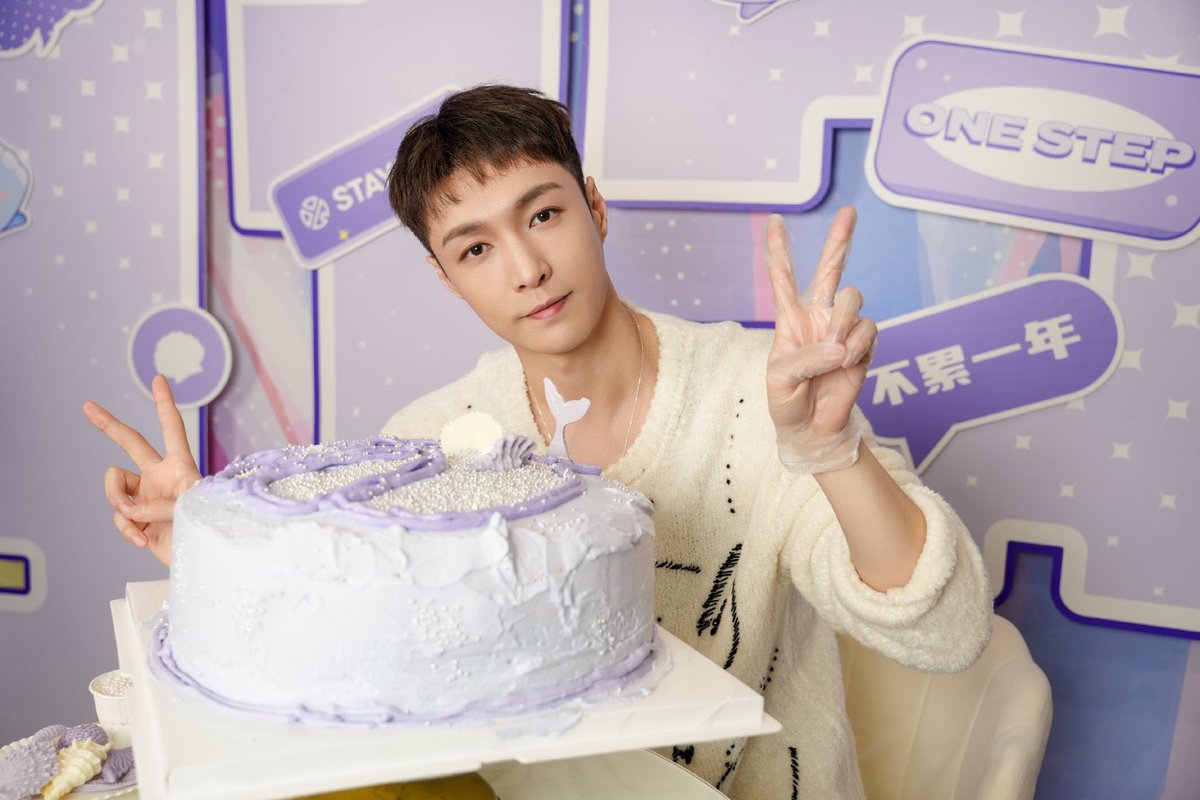 Chuchouxxing's tweet photo. 241124 @lay_studio Weibo :
📸2️⃣ #HappyXbackDay
@layzhang #อี้ชิง #XbackDay #yixing https://t.co/GXeNZtzs9Q