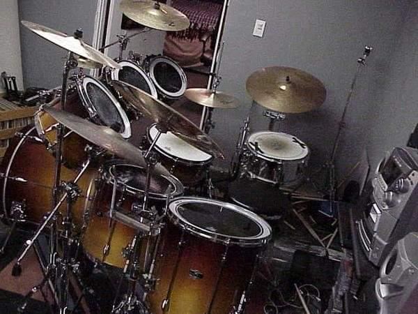 CarsonMunk11's tweet photo. Getting back into playing, almost 15 years later. Need advice on a kit. [by Dr_Acula1897]
  
 #drummer #beats https://t.co/UGYeTcCuiD