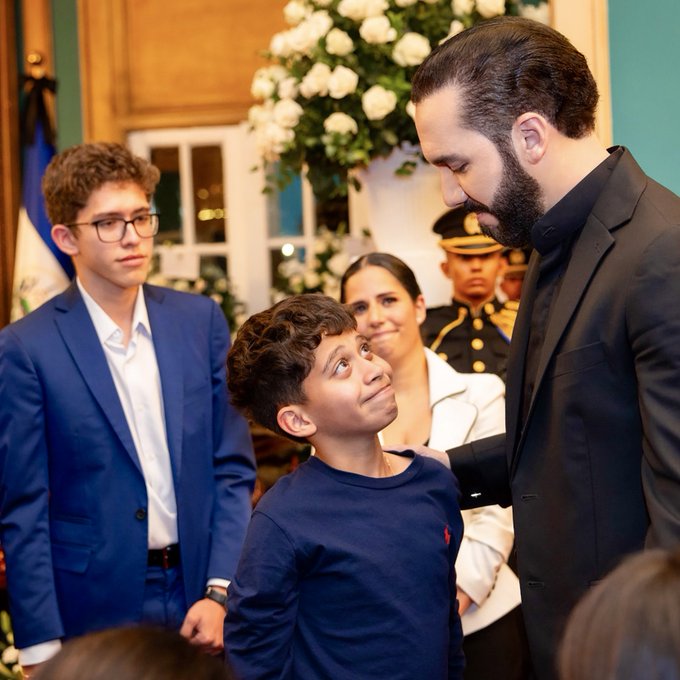 ImpactoEterno's tweet photo. El liderazgo de Nayib Bukele en El Salvador demuestra que hay otra forma de avanzar.  

Él prueba que el crimen y la violencia no son simplemente "consecuencias naturales" de la vida en áreas urbanas.  

Más bien, son fenómenos que pueden erradicarse — incluso en los peores casos — en tan solo unos pocos años.