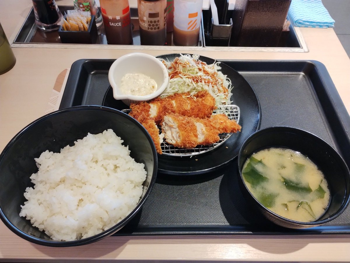 KEN41662669's tweet photo. はじめての松のやで、ササミカツ定食食べて来ました。ササミはさっぱりしていて良いですね。
ここも🍚と味噌汁おかわり自由でした。
ありがたいですね。
#松のや
#ご飯おかわり自由 https://t.co/NY1uLtpUj7