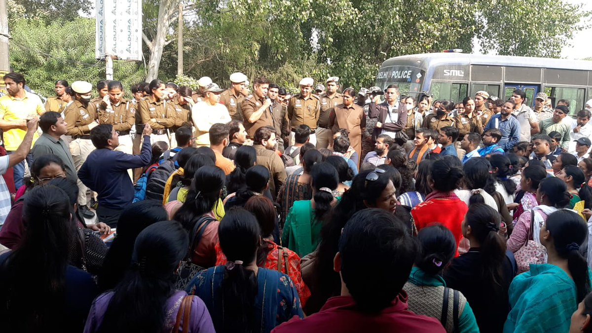 AIGTA2011_Delhi's tweet photo. Even after devoting 13-14 precious years of their lives to the education revolution of  Education Dep., the future of thousands of #GuestTeachers is not secure. Guest teachers have to take to the streets to remind the  promise of regularization of Delhi Govt. 
@AamAadmiParty https://t.co/nA93ML4XsD